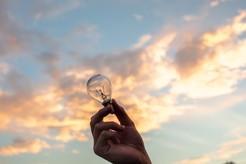 ampoule dans le ciel